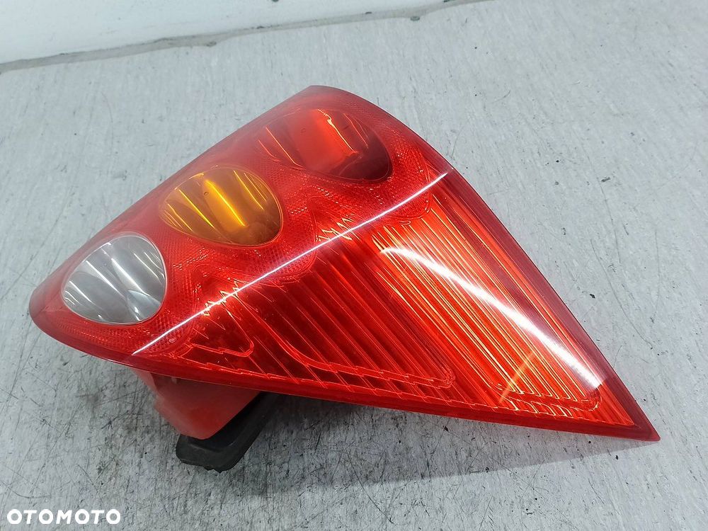LAMPA TYLNA PRAWA PEUGEOT 1007 9646116880 89031533 HATCHBACK - 3