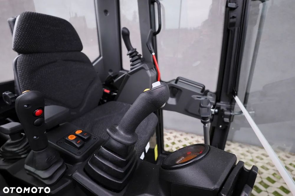 Case CX17D nowa nieużywana od autoryzowanego dealera - 7