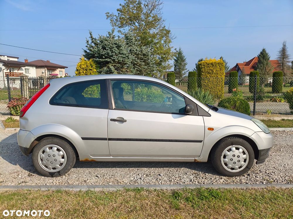 Ford Fiesta 2004 photo 2