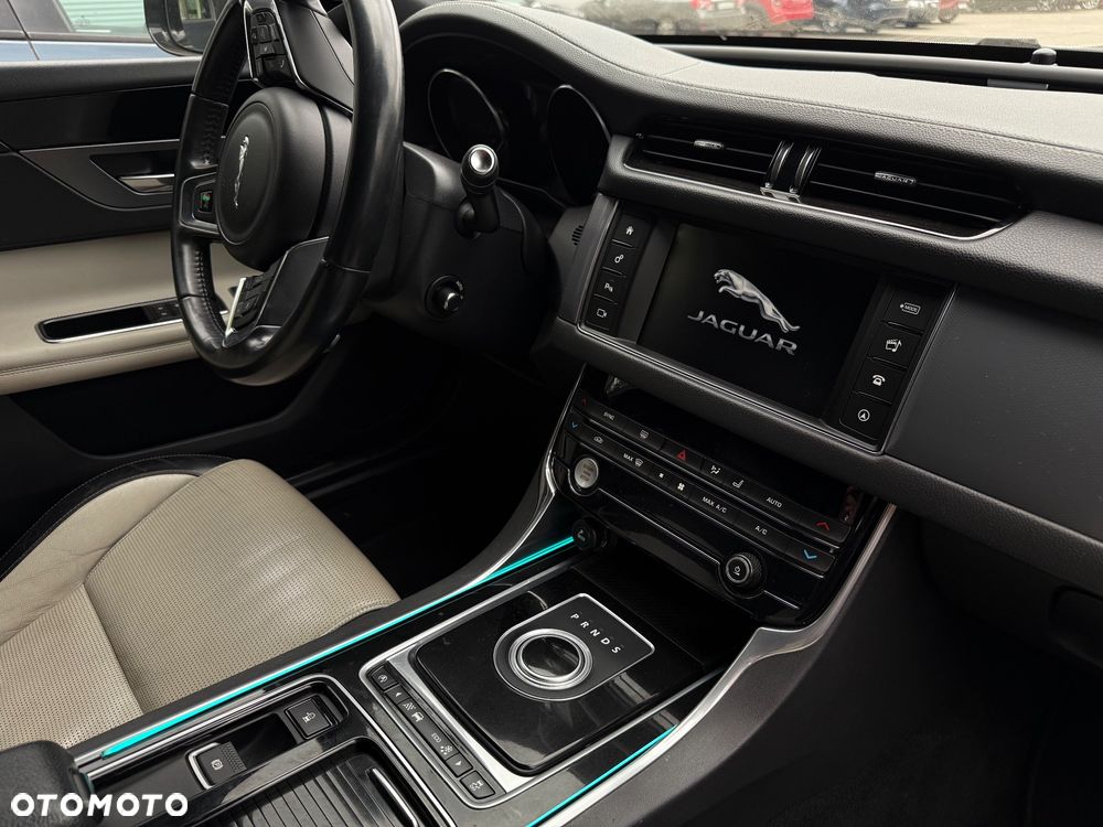Jaguar XF 2.0 i4D R-Sport - 7