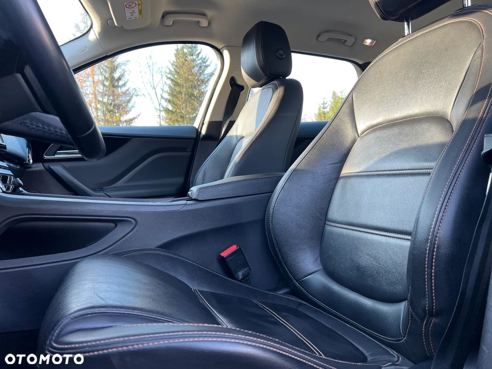 Jaguar F-Pace P250 AWD R-Dynamic SE - 9