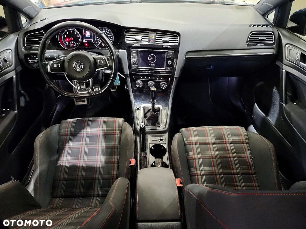 Volkswagen Golf - 8