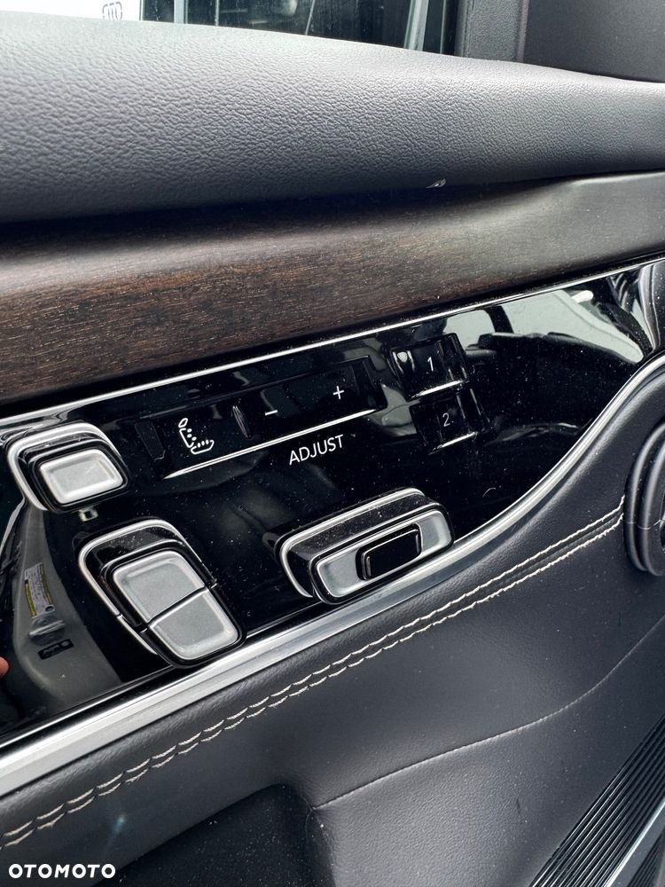 Jeep Grand Wagoneer - 26