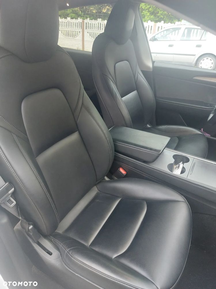 Tesla Model Y - 14