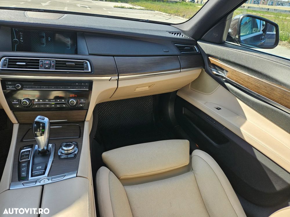 BMW Seria 7 740d xDrive Aut. - 29