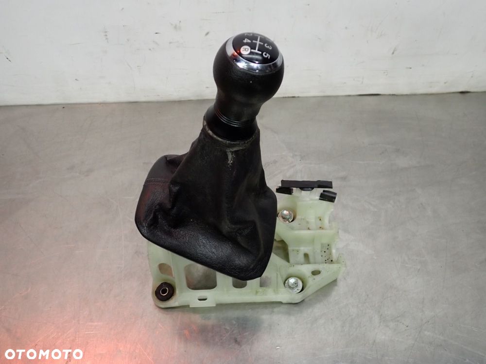 RAMKA WYBIERAKA BIEGÓW TOYOTA COROLLA E15