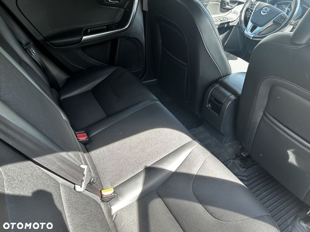 Volvo V60 Cross Country - 14