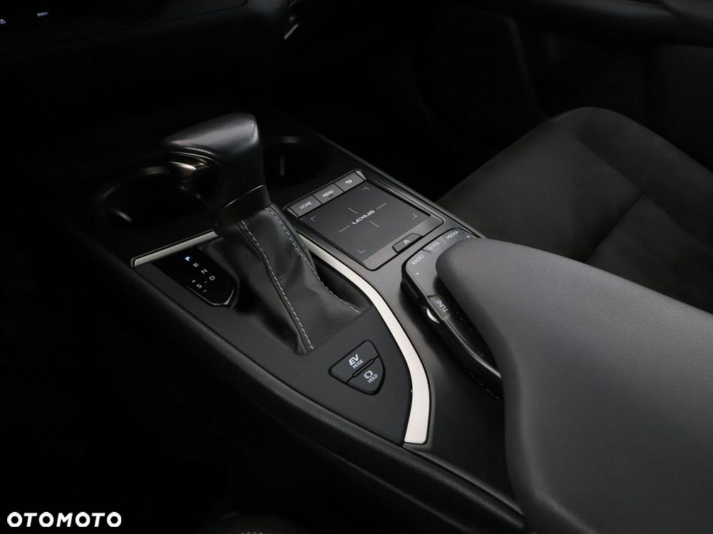 Lexus UX 250h Business Edition - 29