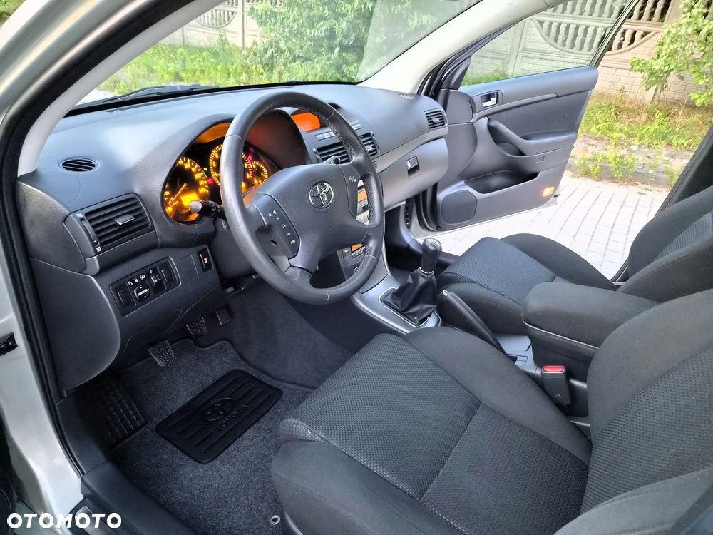 Toyota Avensis 2.0 VVT-i Travel - 12