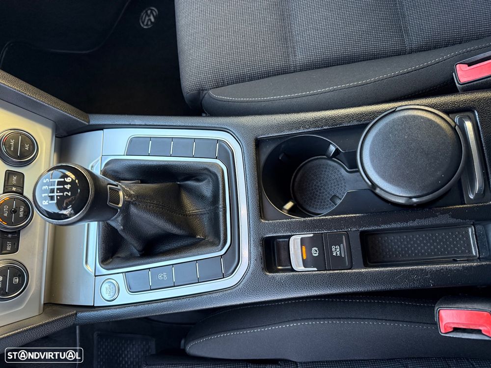 VW Passat 1.6 TDI Highline - 32