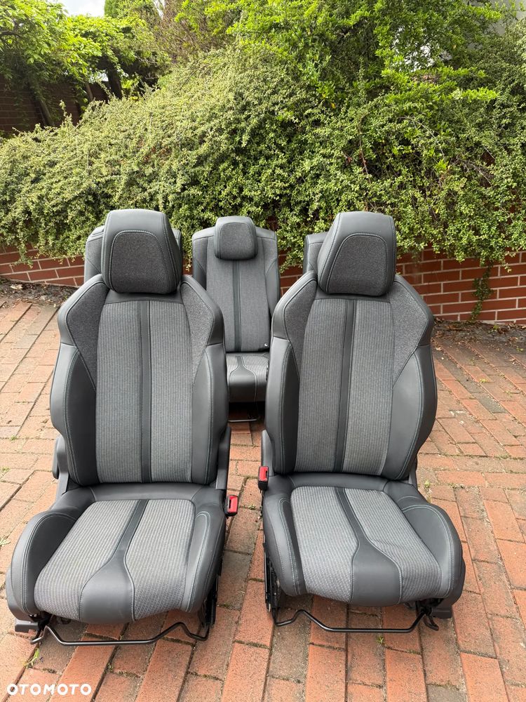 Zadbane fotele do Peugeouta 5008 - 2