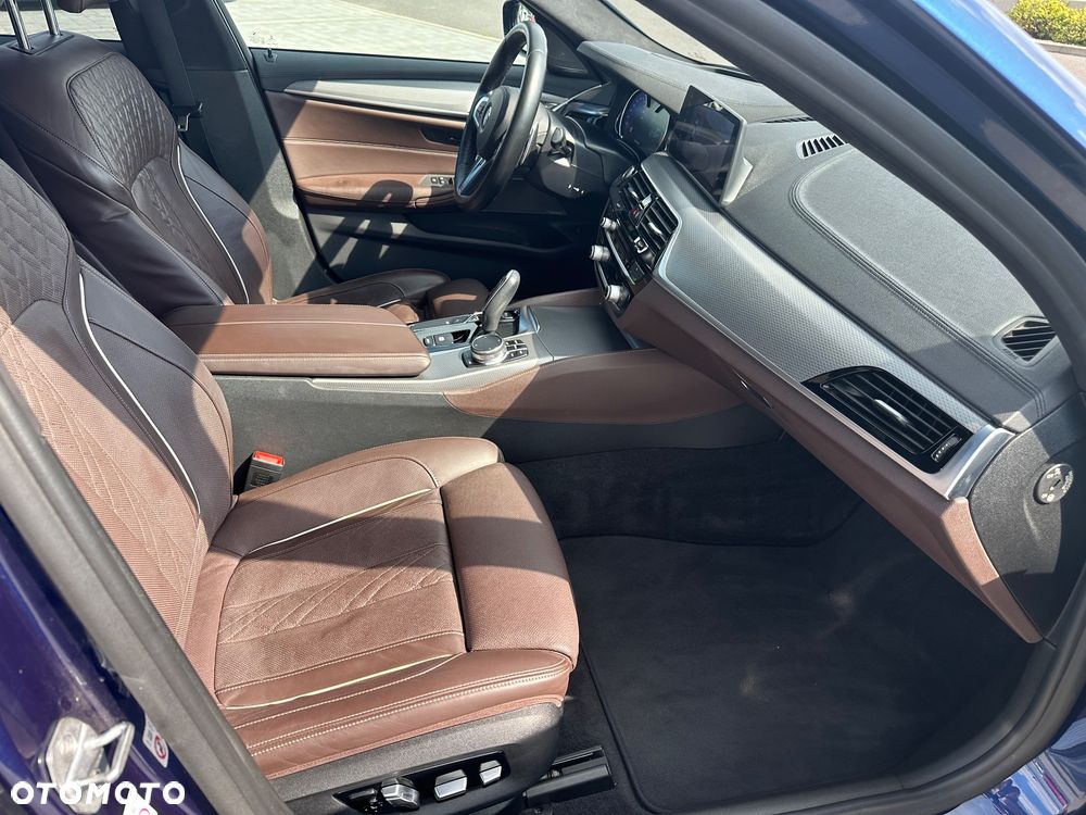 BMW Seria 5 M550i xDrive sport - 13