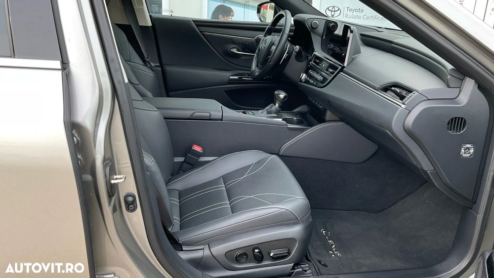 Lexus Seria ES 300h 2.5 TNGA HV 25H- 4X2 CVT Luxury - 36