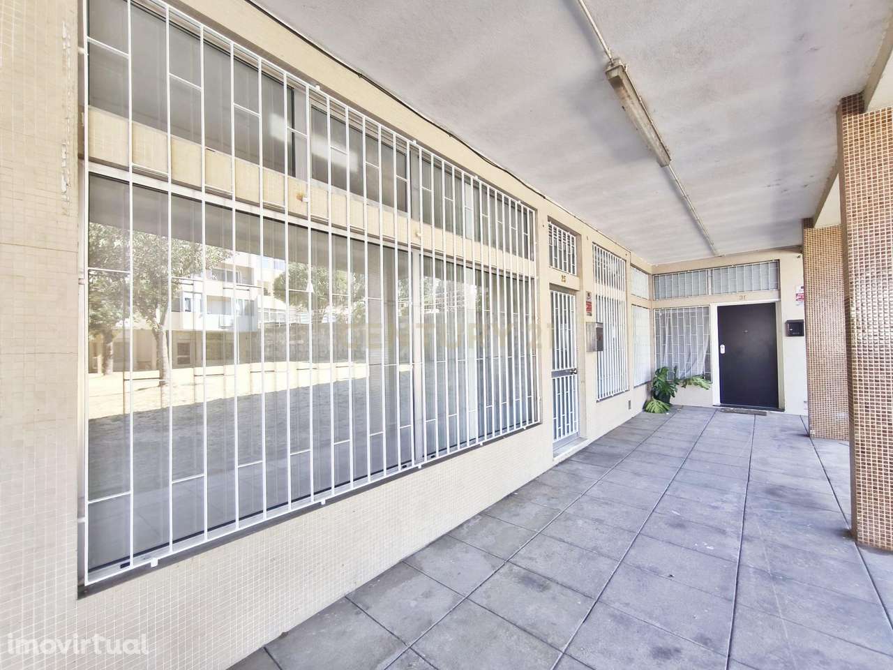 Loja brevemente convertida em apartamento T3 arrendado por 3 anos  - S - Grande imagem: 2/36