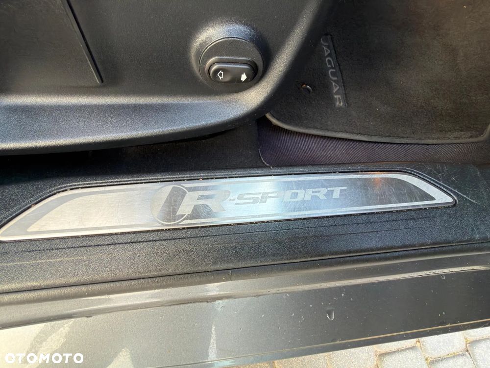 Jaguar XE 2.0 T R-Sport - 18