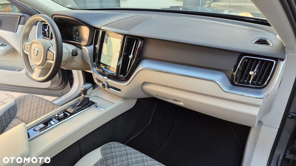 Volvo XC 60 D4 Momentum Pro - 21