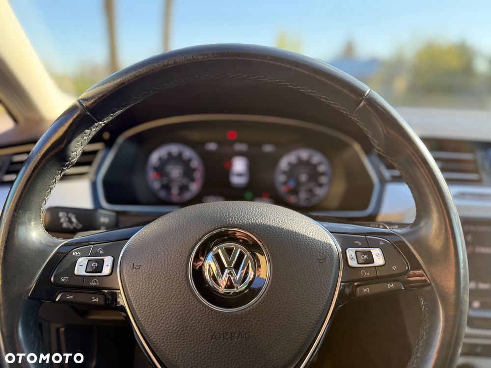 Volkswagen Passat - 13