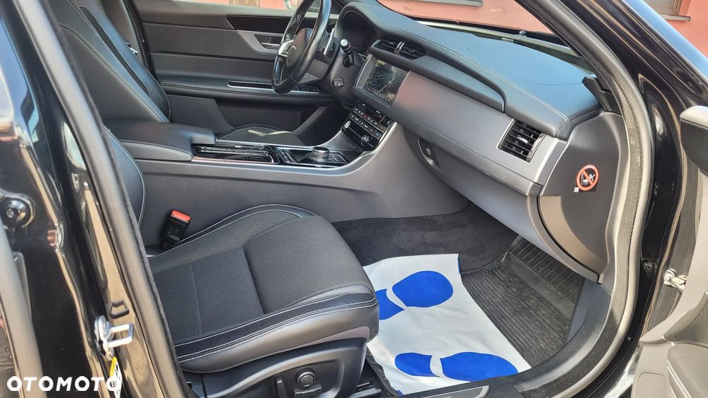Jaguar XF 20d Portfolio - 12