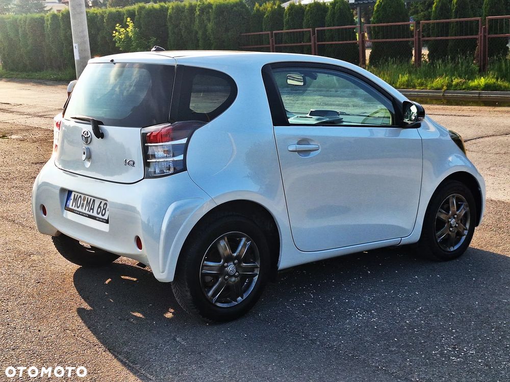 Toyota iQ 1.0 + - 21