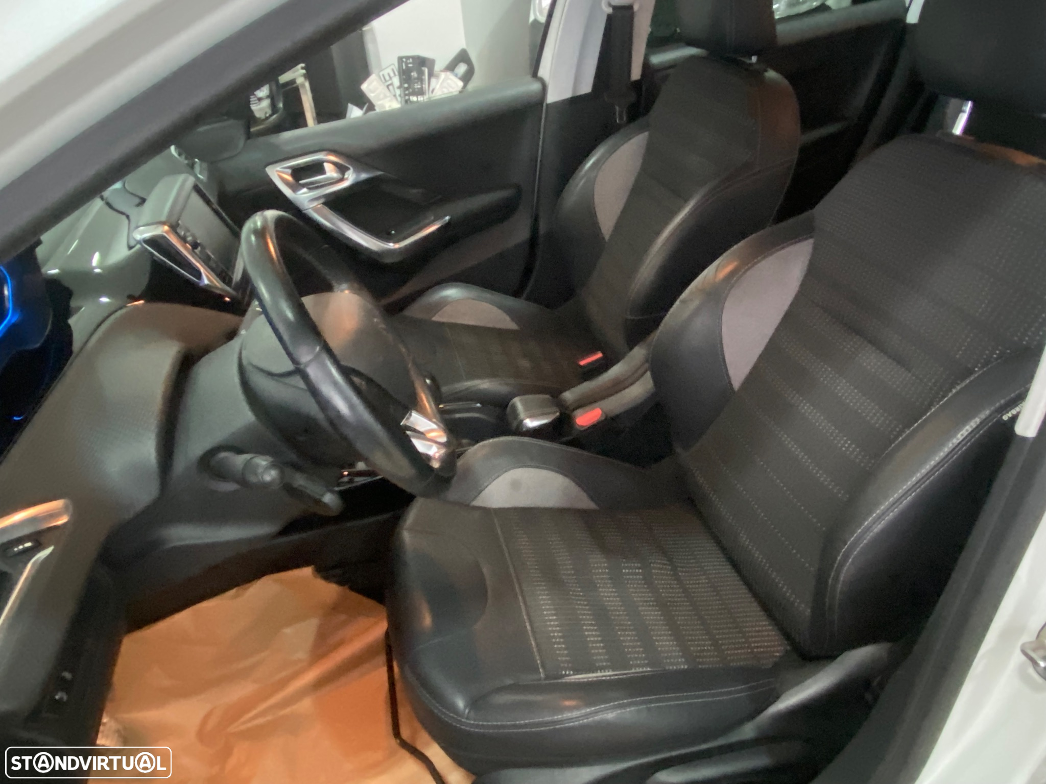Peugeot 2008 1.2 PureTech Allure - 14