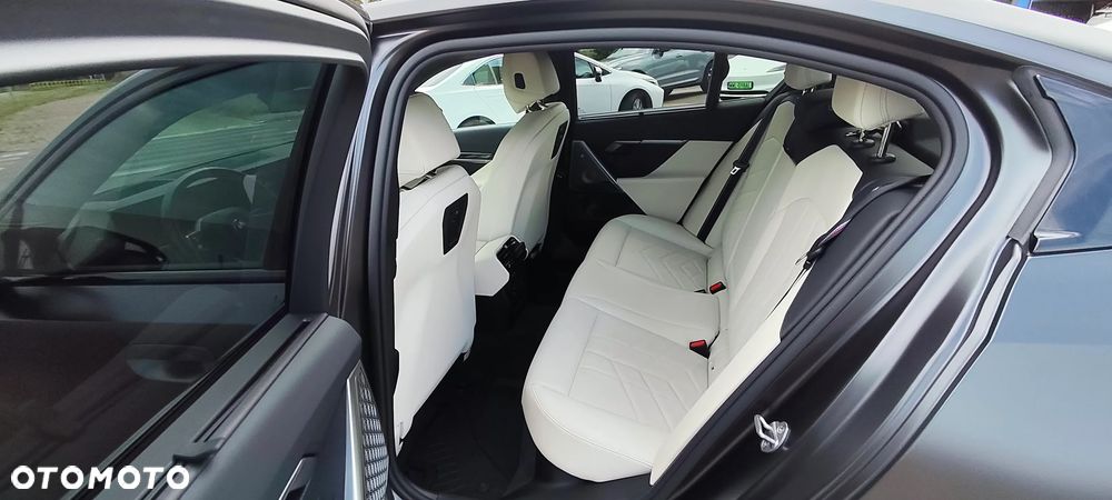 BMW i5 83.9kWh M60 xDrive - 11