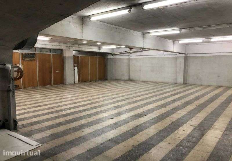 Armazém logístico com 1.024 m² em São Domingos de Benfica, Lisboa
