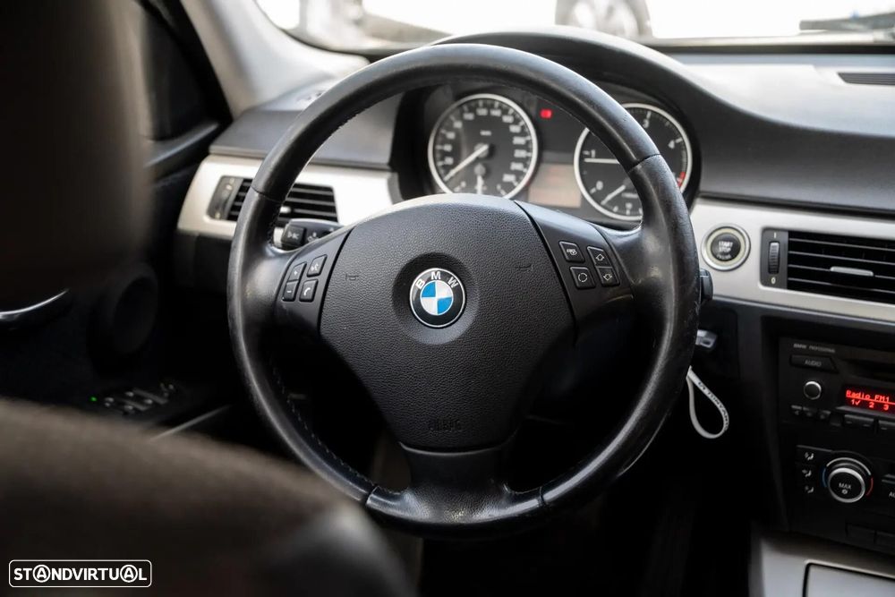 BMW 318 d Line Sport - 25
