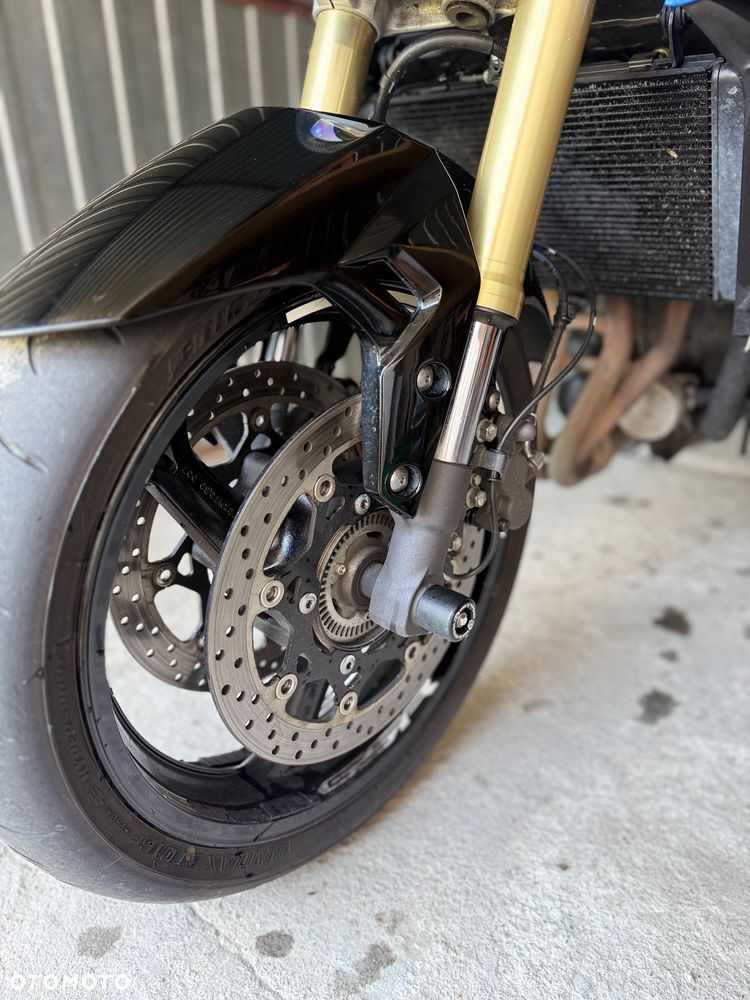 Suzuki GSR - 11