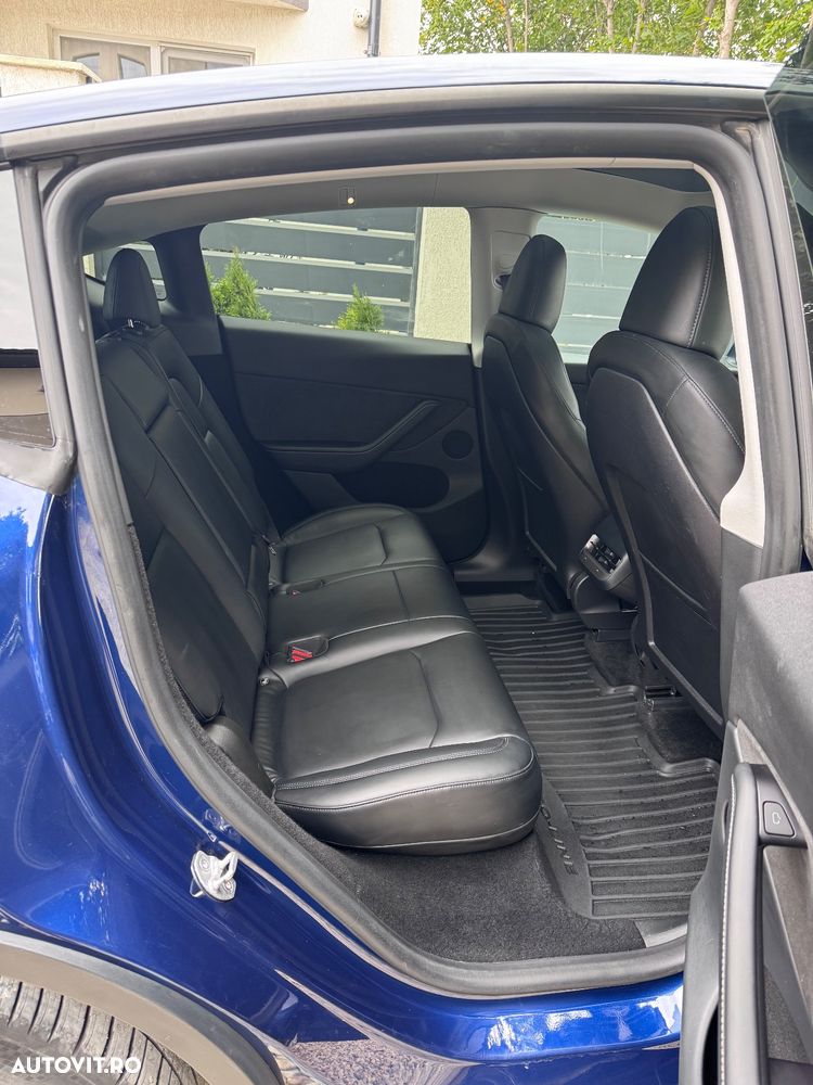 Tesla Model Y - 8