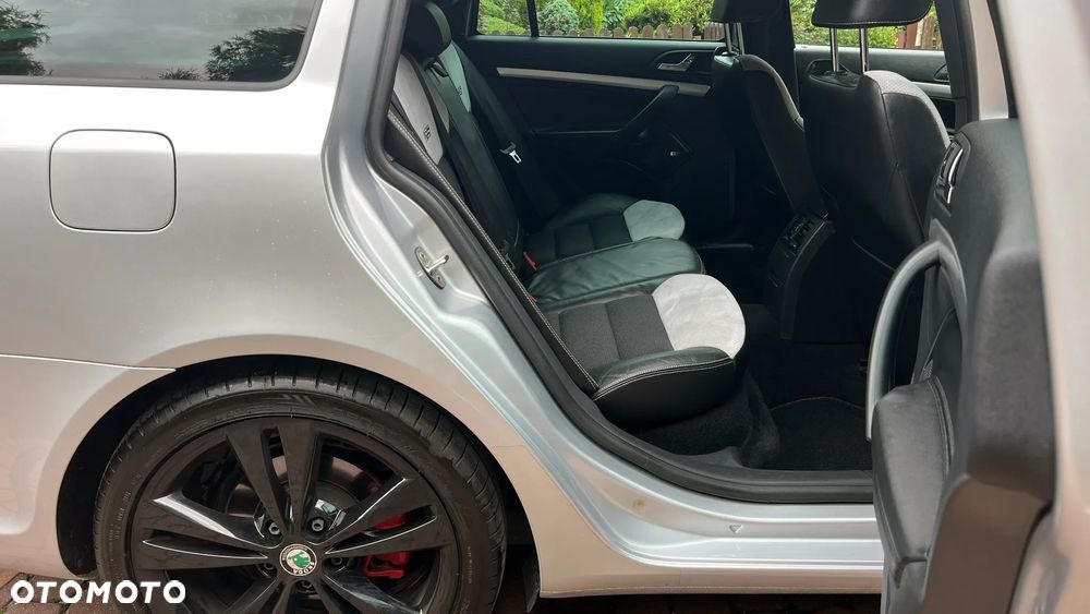 Skoda Octavia Combi 2.0 TSI DSG RS - 24