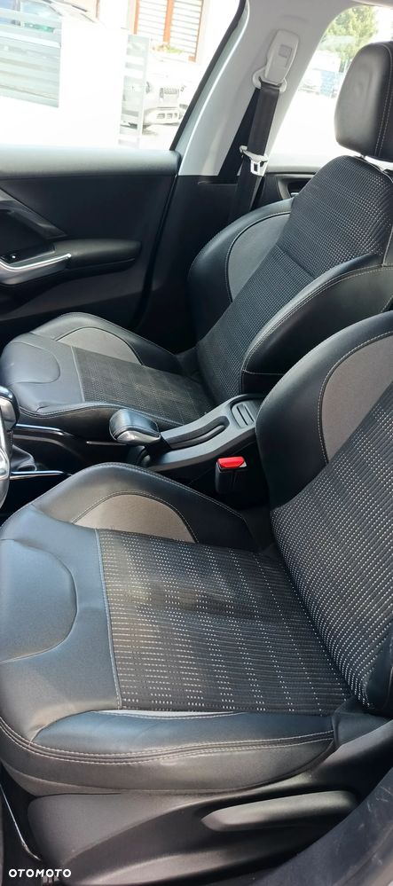Peugeot 2008 - 11