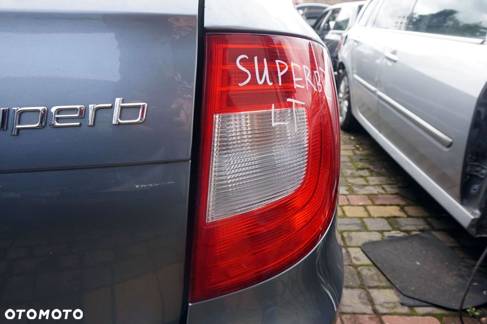 LAMPA TYLNA PRAWA SUPERB II 3T KOMBI  SKODA 2008-2013 - 2