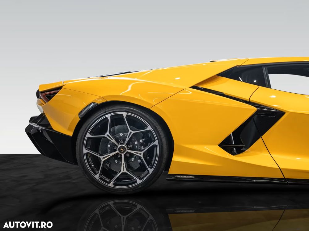 Lamborghini Revuelto - 10