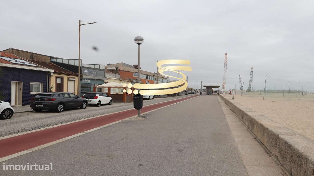 moradia térrea T2 remodelada escassos metros da  Praia de Espinho - Grande imagem: 2/15