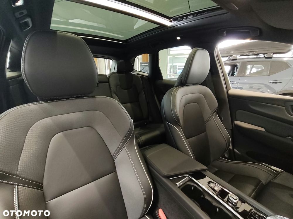 Volvo XC 60 T6 Plug-In Hybrid AWD Ultra Dark - 26