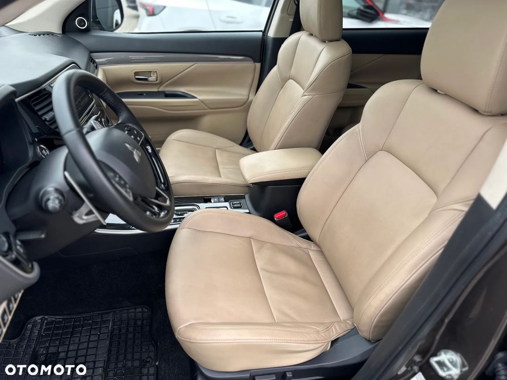 Mitsubishi Outlander 2.0 Instyle + 4WD CVT - 19