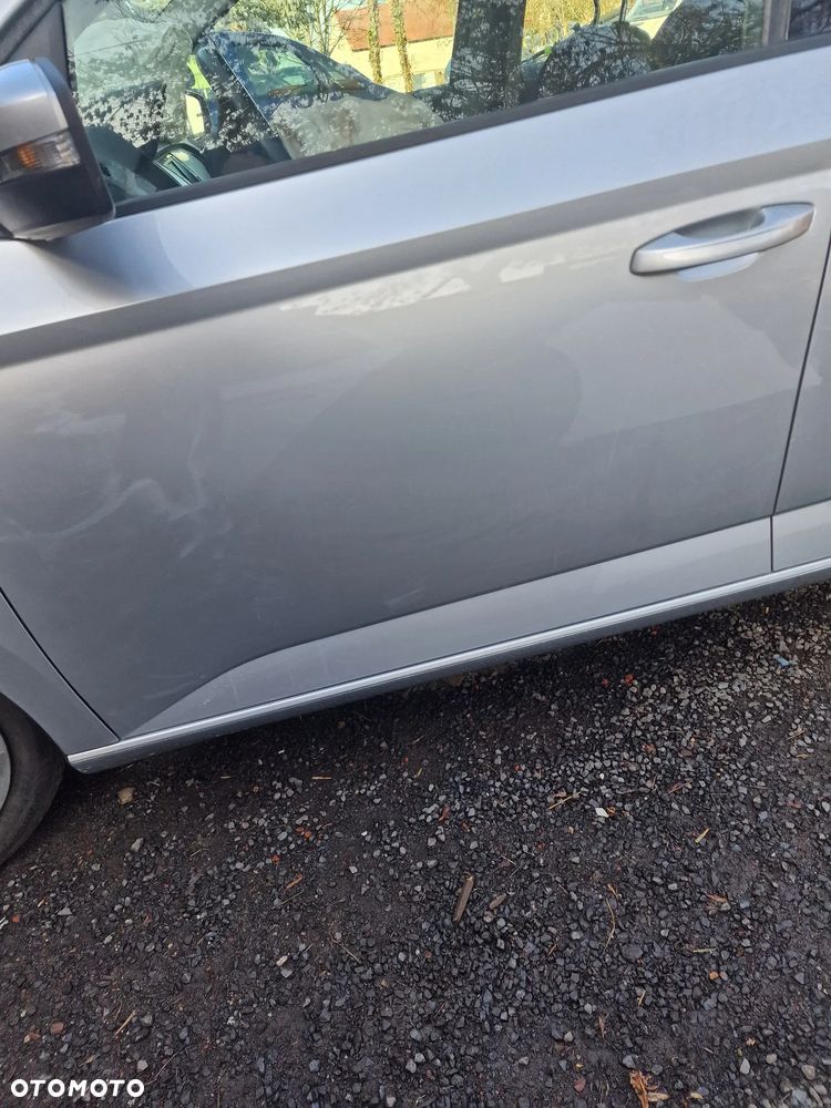 Drzwi  lewy przód  skoda Fabia  III  w  kolorze  LA7W - 1