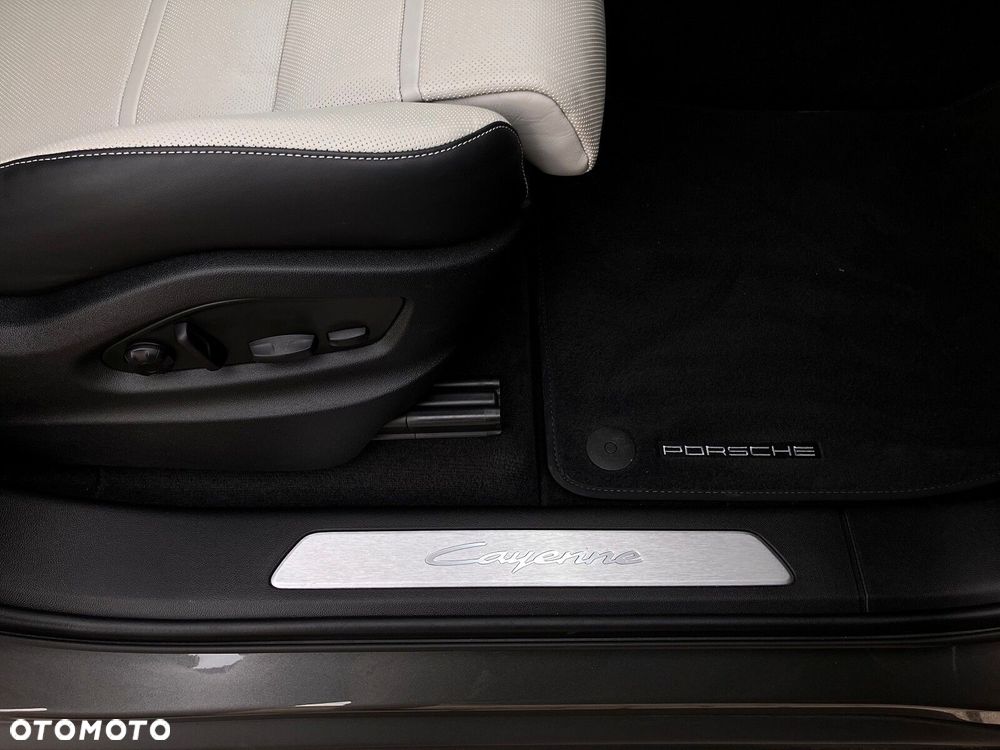Porsche Cayenne - 27