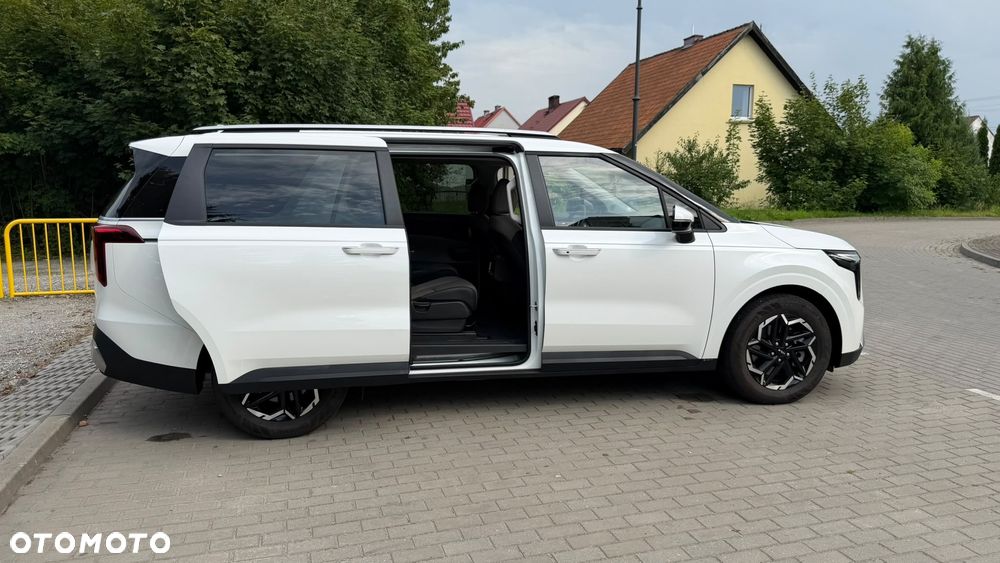 Kia Carnival - 12