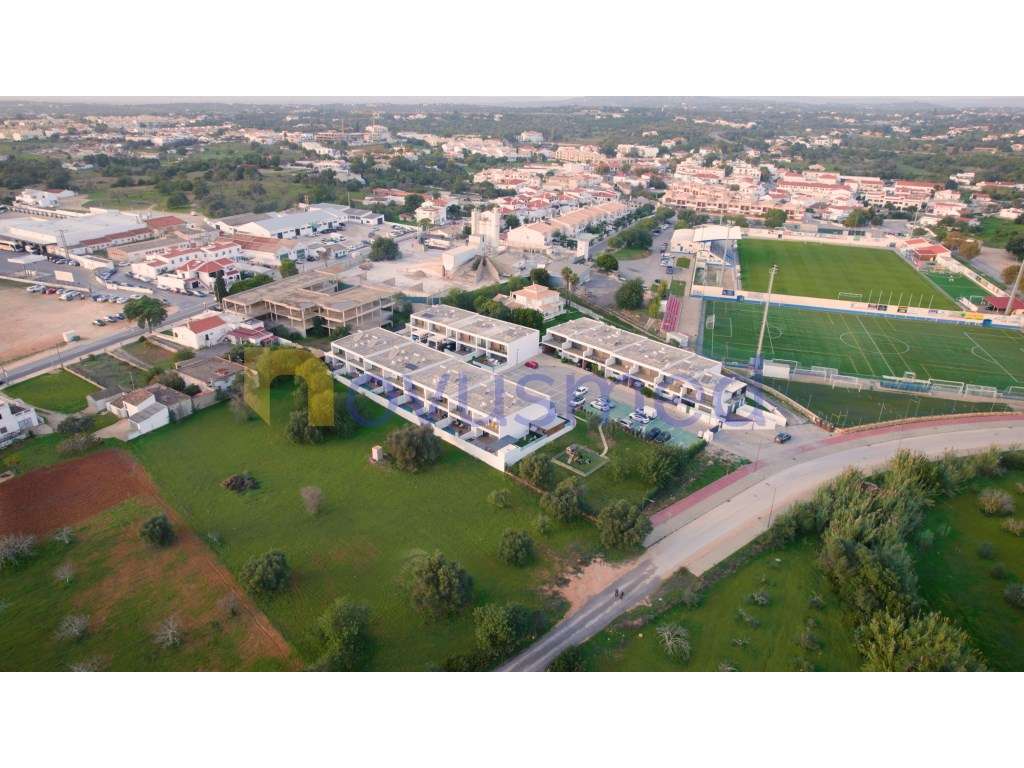 Moradia T3 em zona tranquila nas Ferreiras, Albufeira - Grande imagem: 4/44