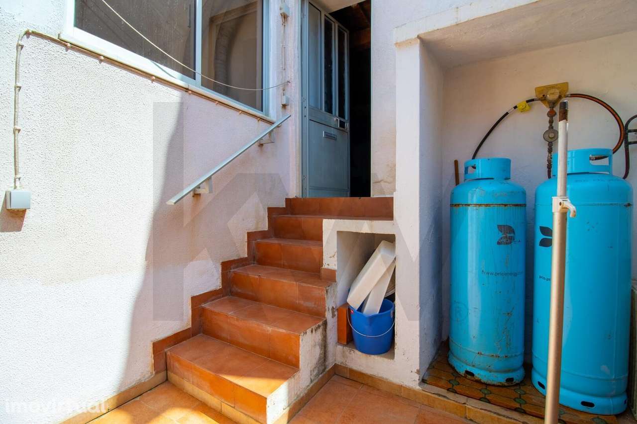 Edifício habitacional composto por 2 divisões de utilização independen - Grande imagem: 3/36