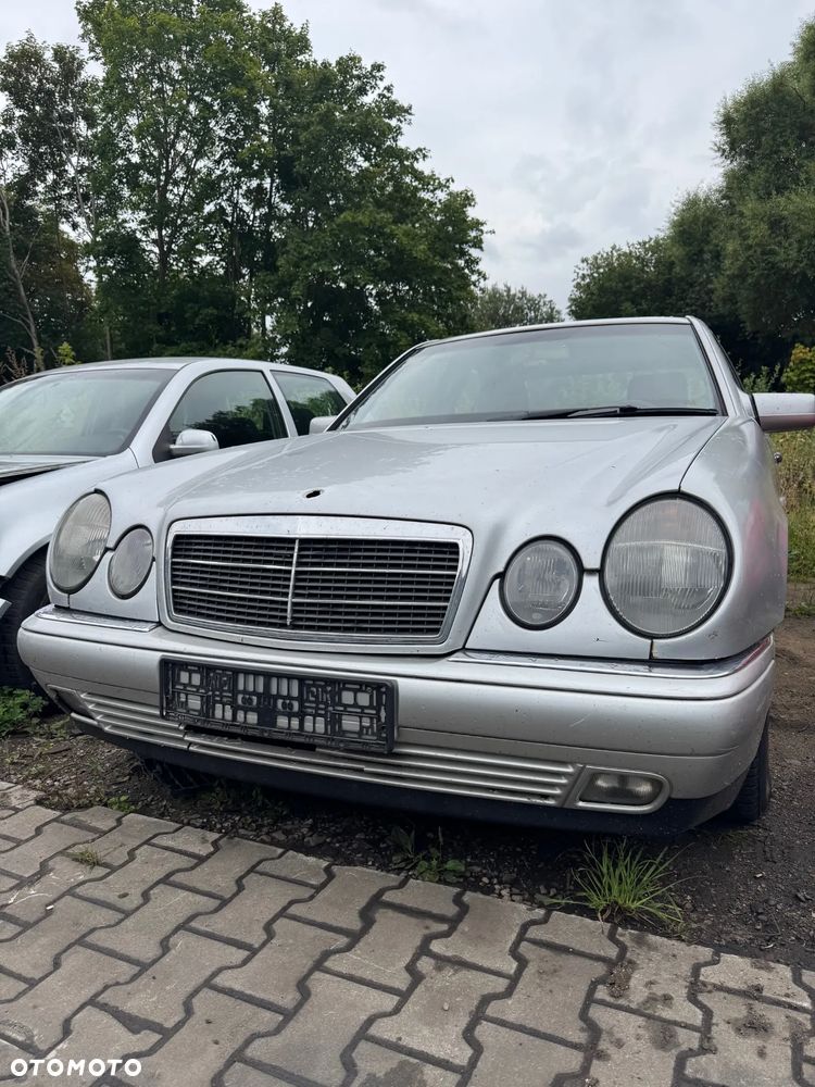 Mercedes-Benz E 210 na części - 1