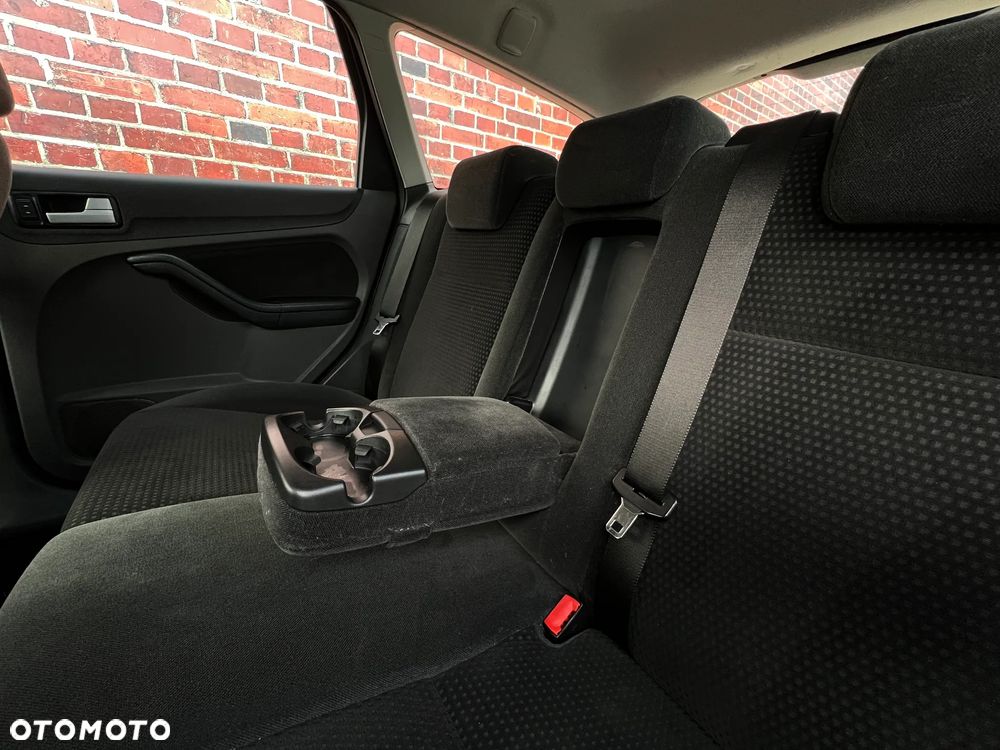 Ford Focus 2.0 Ghia - 17