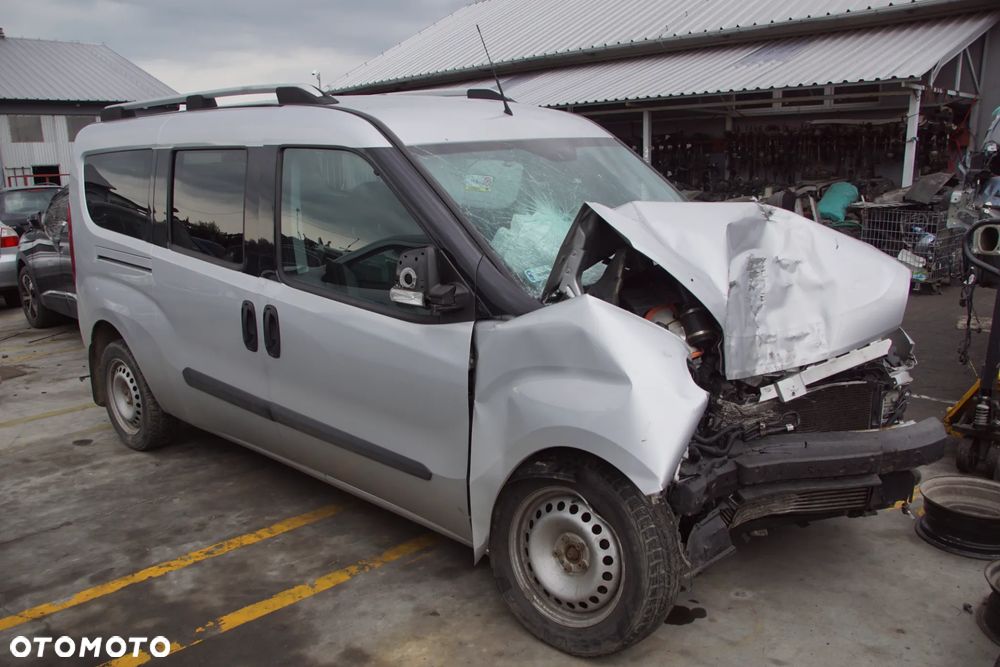 Auto na części - Fiat Doblo II Maxi Lift 1.6 MultiJet 120 KM 940C1000 C635 612A 2019R Silnik Skrzynia Drzwi Błotnik Zderzak Lampa Lusterko Klamka Szyba Deska Kokpit Sterownik Moduł Czujnik Licznik Wyświetlacz Panel Kierownica - 1