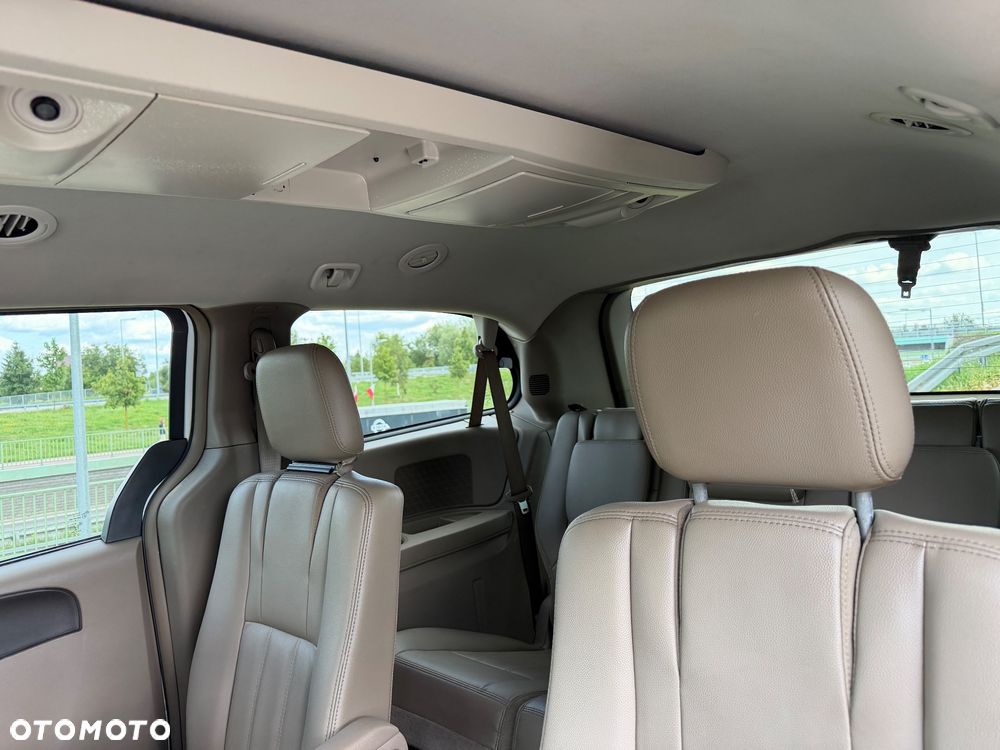 Chrysler Town & Country 3.6 Limited - 10