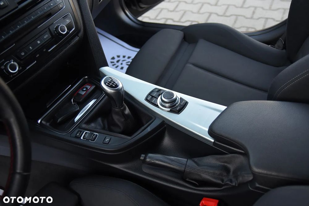 BMW Seria 3 318d Sport Line - 24