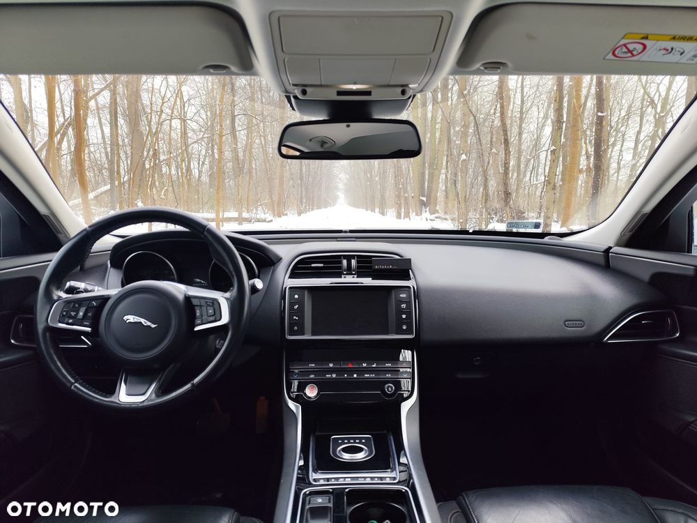 Jaguar XE 2.0 D Prestige - 7