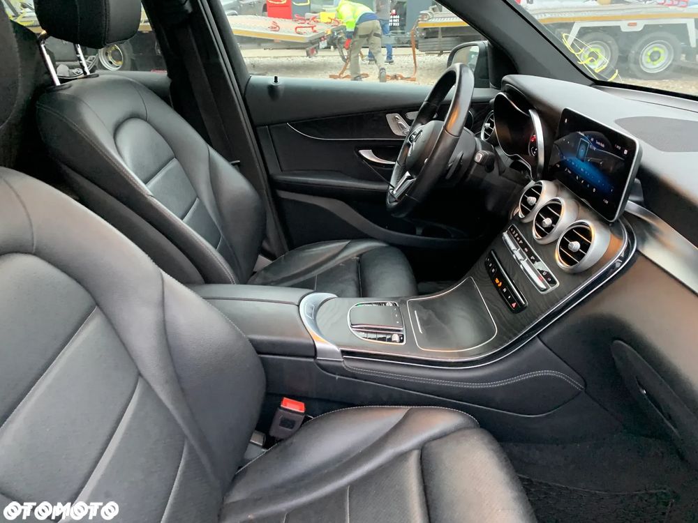 Mercedes-Benz GLC 300 4Matic 9G-TRONIC AMG Line Advanced - 15