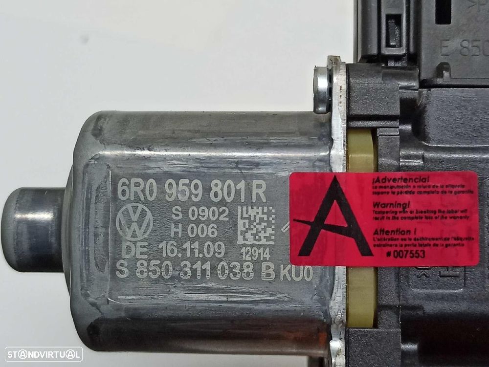 MOTOR ELEVADOR DE VIDRO FRONTAL ESQUERDO VOLKSWAGEN POLO 2009 -6R0959801R - 4