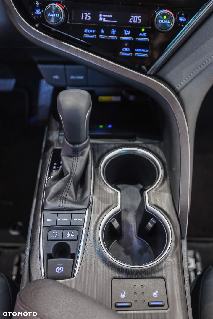 Toyota Camry - 24